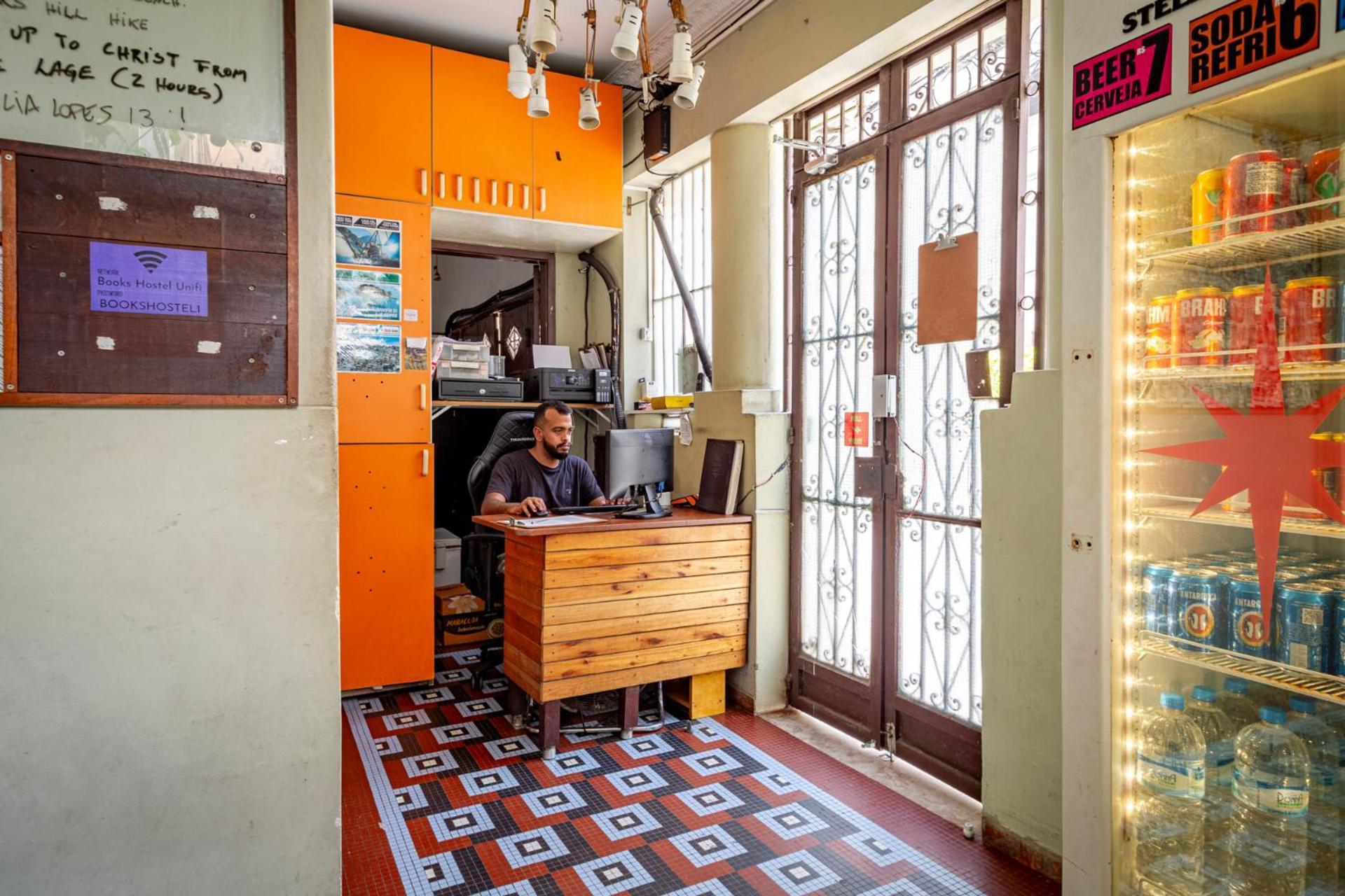 Hostal Books